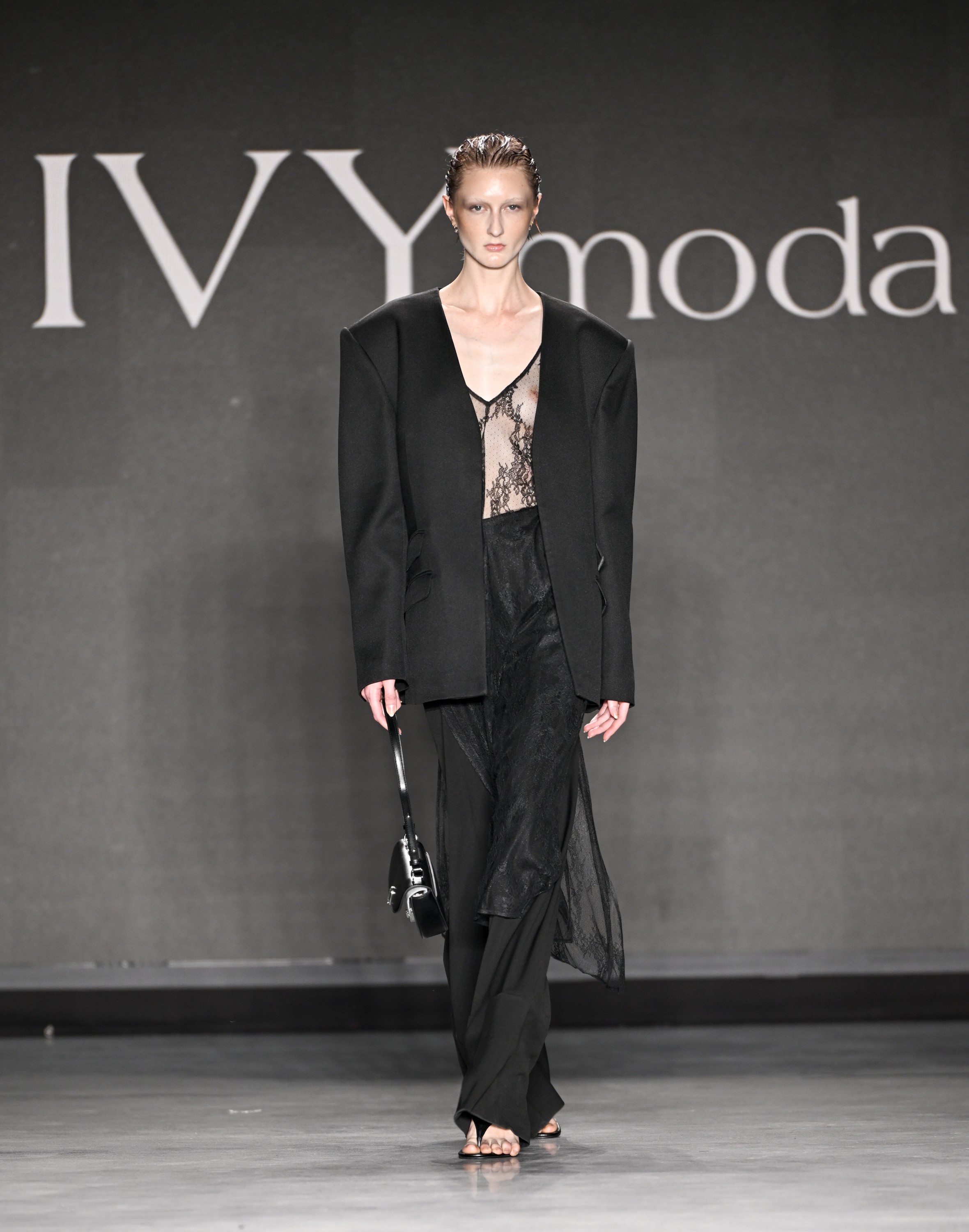 ntk-genz-viet-gay-nuc-long-gioi-mo-dieu-voi-bst-cong-so-tai-new-york-fashion-week-8-1757759543.jpg