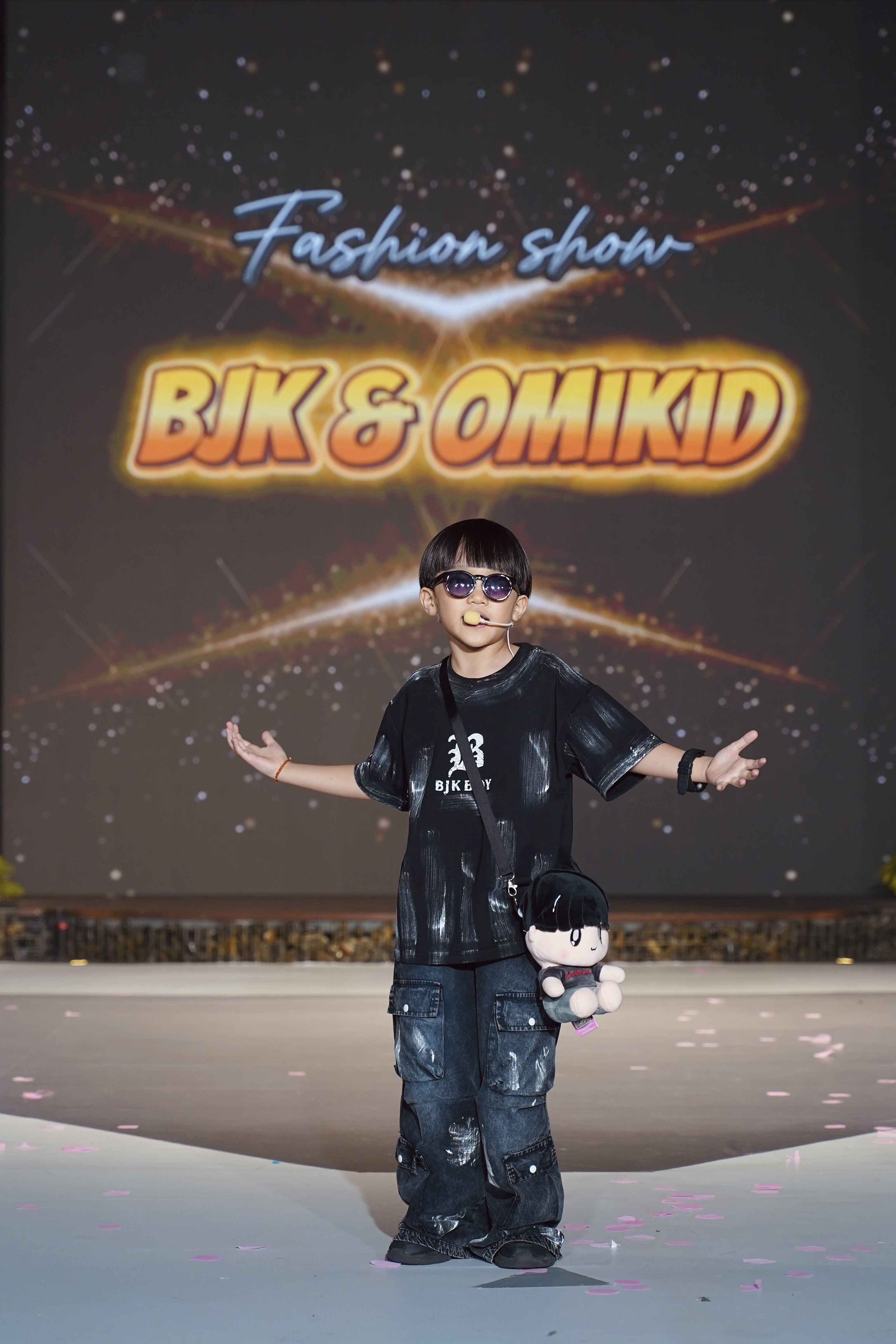 rapper-nhi-xe-xe-lam-vedette-khuay-dong-san-dien-thoi-trang-nhi-4-1759907032.JPG