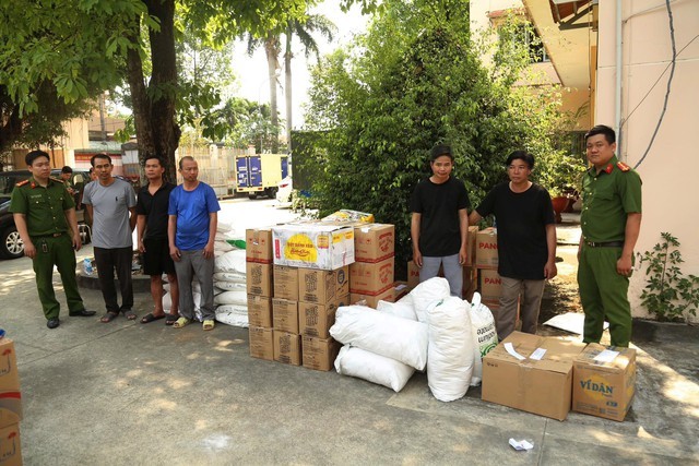 Tịch thu hàng tấn tang vật sau khi đồng loạt khám xét 5 địa điểm: 'Giật mình' danh sách hạt nêm, nước mắm - Ảnh 1.