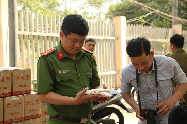 Tịch thu hàng tấn tang vật sau khi đồng loạt khám xét 5 địa điểm: 'Giật mình' danh sách hạt nêm, nước mắm - Ảnh 2.