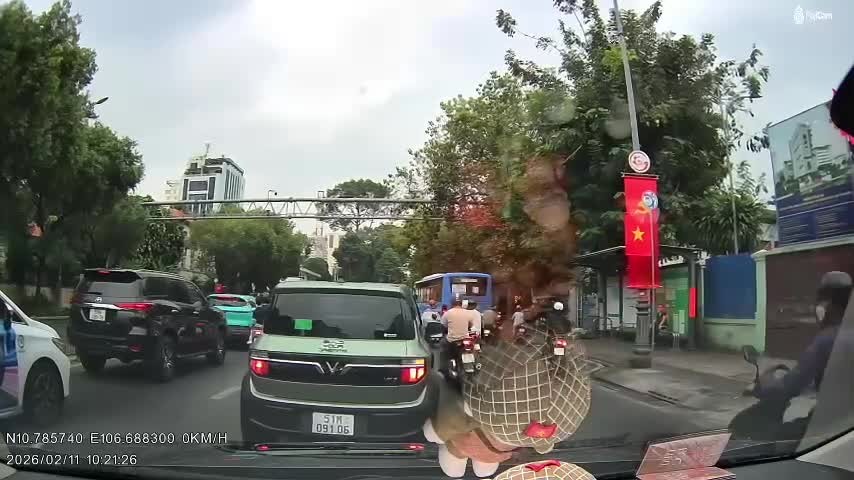 tphcm-san-phu-dau-ngat-vi-sap-sinh-tai-xe-duoc-csgt-mo-duong-dua-toi-vien-nguon-video-nhan-vat-cung-cap-1770877533.mp4