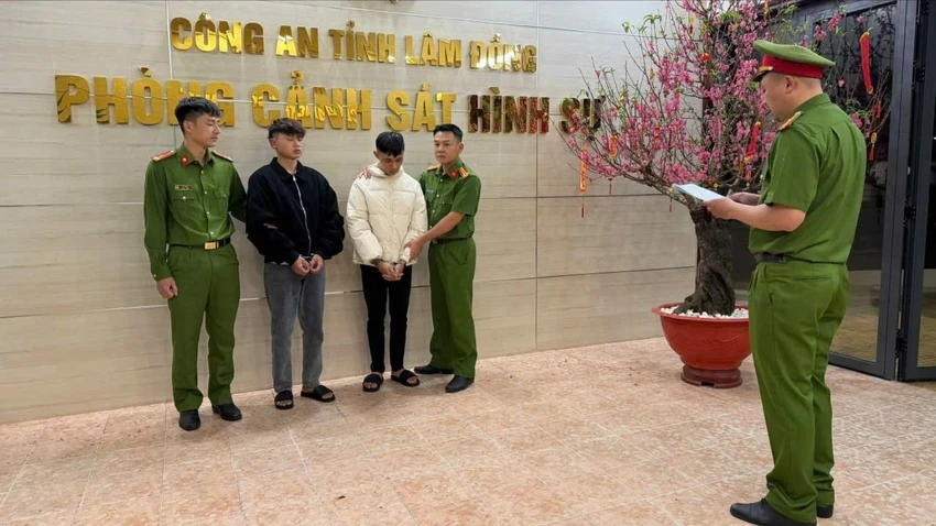 Công an tỉnh Lâm ĐỒng bắt giữ 2 thanh niên cướp giật ở tiệm vàng. Ảnh: VT LAM-DONG-1.jpg