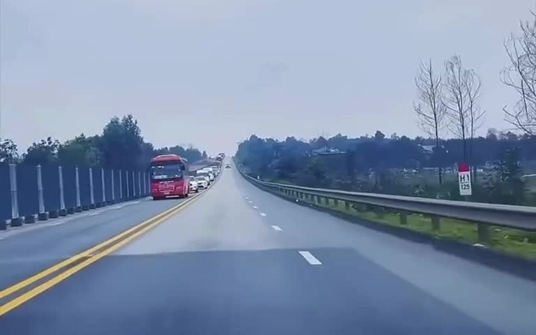 nu-tai-xe-nhay-den-loan-di-nguoc-chieu-vuot-hang-dai-xe-tren-cao-toc-khai-gi-voi-cong-an-1771942717.mp4