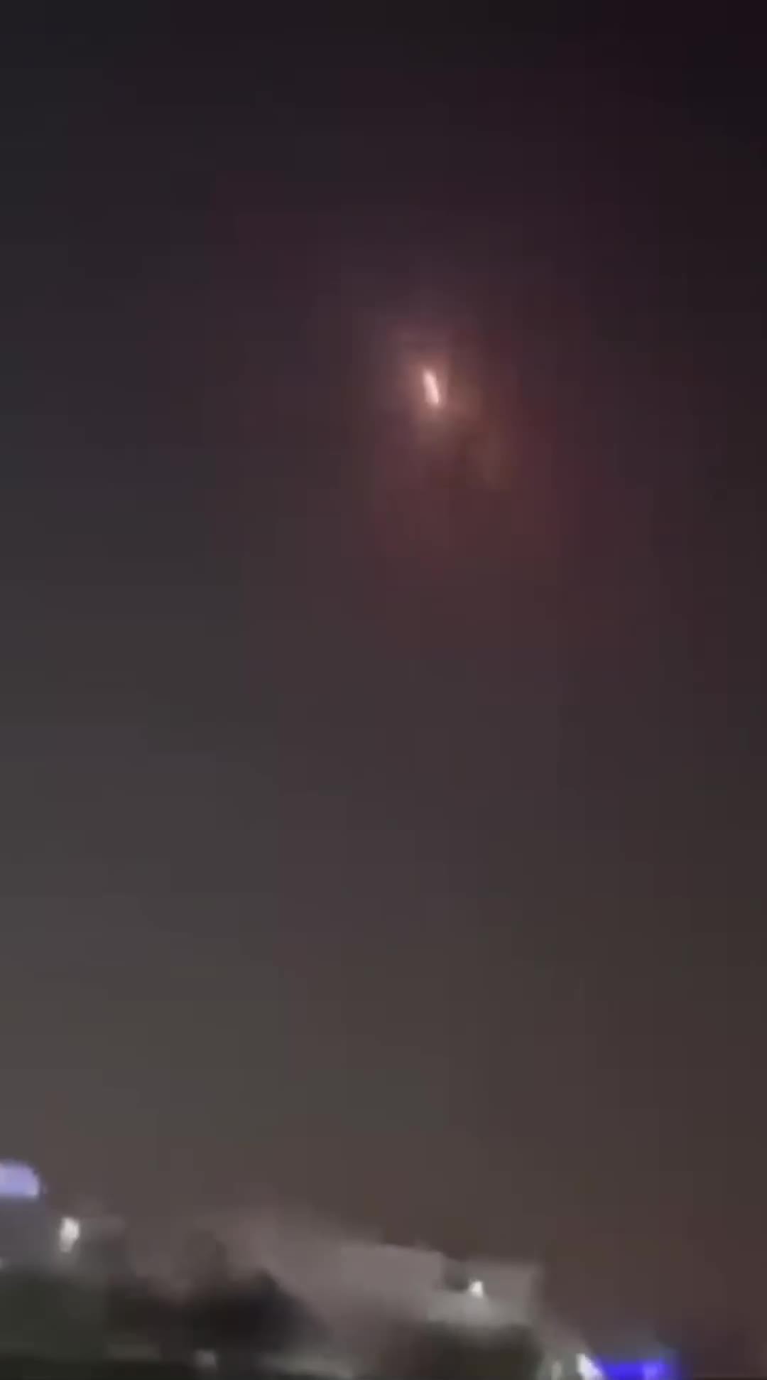 co-gai-viet-thao-chay-khi-manh-ten-lua-no-tung-tren-bau-troi-dubai-znewsvn-1772506658.mp4