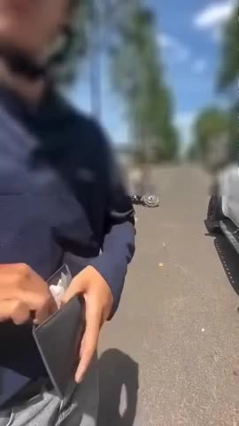 thoi-chu-khong-lay-tien-dau-cam-ve-di-tha-cho-con-do-lan-sau-di-xe-can-than-day-truoc-quyet-dinh-bat-ngo-tu-chu-xe-thanh-nien-van-to-ra-kha-hoang-mang-vi-khong-nghi-minh-lai-gap-duoc-may-man-nhu-vay-cau-chi-1773480786.mp4