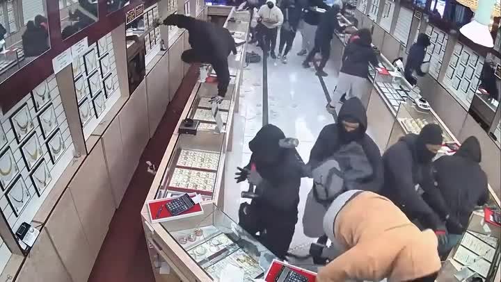 clip-20-nguoi-cuop-tiem-vang-trong-70-giay-gay-soc-o-california-znewsvn-1773580979.mp4