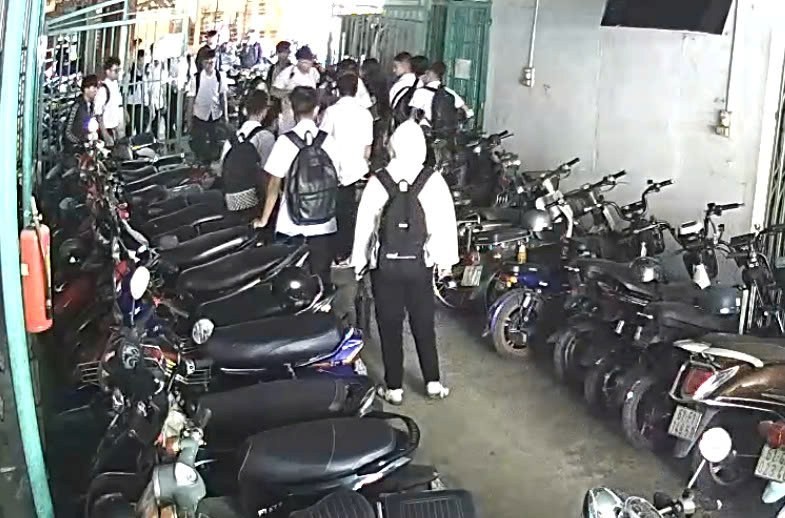 Khu vực nhà xe xảy ra vụ đánh hội đồng. Ảnh cắt từ clip bạn đọc cung cấp