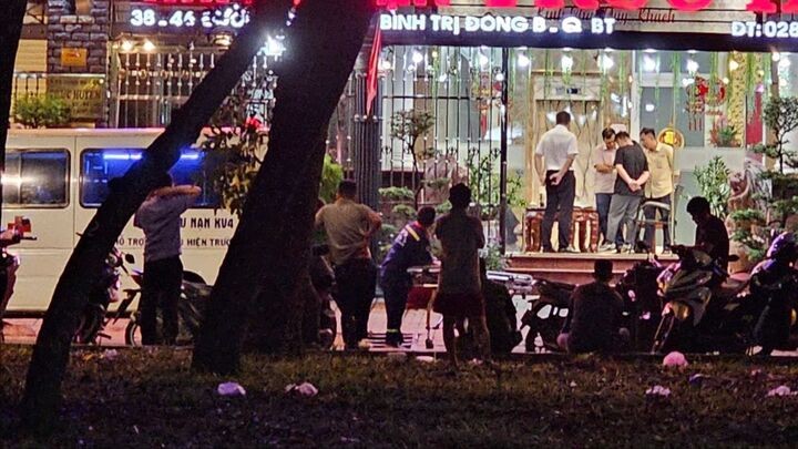 Công an phong tỏa hiện trường. (Ảnh: Nguyễn Tân)