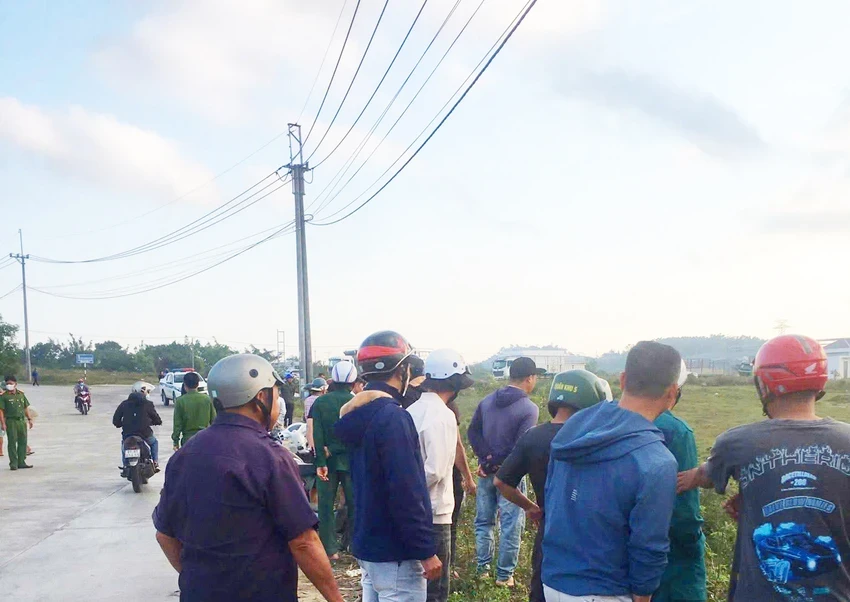 Rạng sáng 22-3, người dân phát hiện vụ tai nạn nên trình báo cơ quan chức năng. Ảnh: VN. Tai-nan-giao-thong-khien-2-nguoi-tu-vong-1.jpg