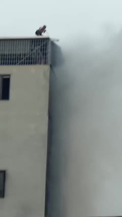 2-thanh-nien-dung-cam-pha-mai-ton-tang-thuong-giai-cuu-nguoi-mac-ket-trong-dam-chay-o-linh-nam-chuyen-trang-an-ninh-thu-do-bao-cong-an-nhan-dan-1774395912.mp4