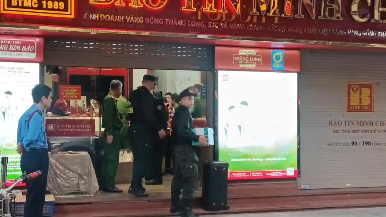 canh-sat-thu-giu-nhieu-tai-lieu-tai-cua-hang-vang-bao-tin-minh-chau-bao-dien-tu-tien-phong-1774437834.mp4