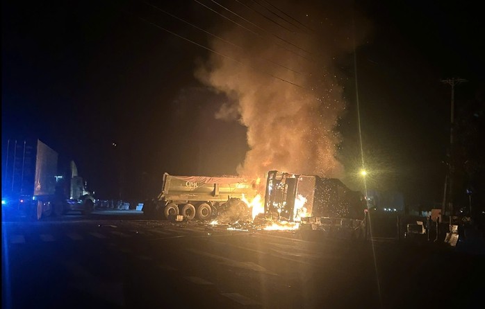 Xe tải va chạm khiến container bốc cháy dữ dội tại TP . HCM - Ảnh 1.