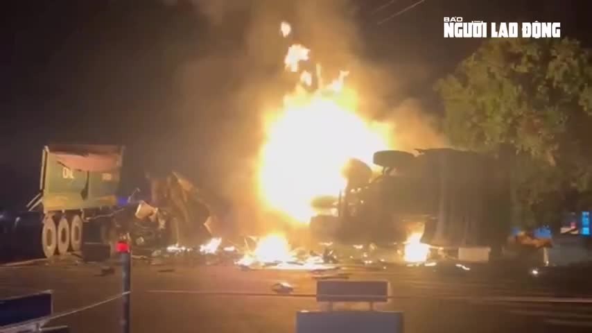 hai-xe-tai-chay-ngun-ngut-sau-cu-tong-manh-luc-rang-sang-1774415969.mp4