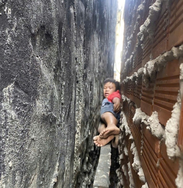 Giải cứu bé trai mắc kẹt giữa hai bức tường khi leo mái nhà bắt mèo - Ảnh 1.