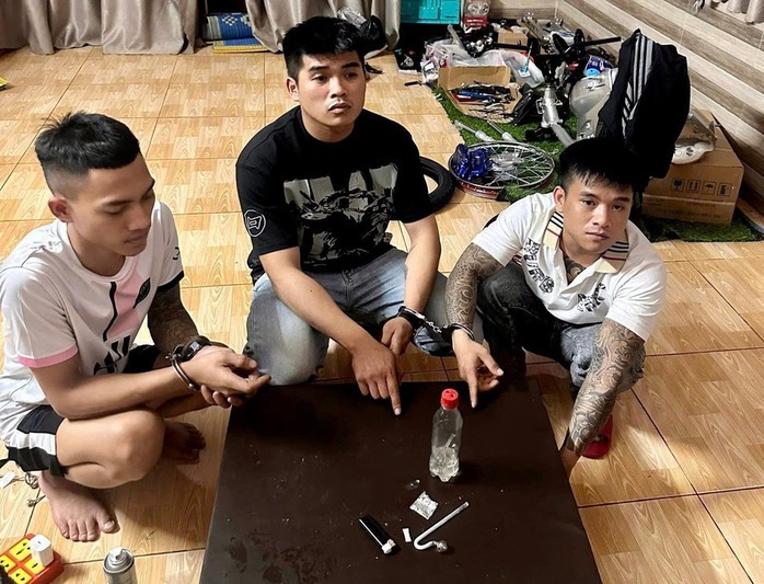 Đột kích điểm “bay lắc” ở Gia Lai, thu giữ 3 khẩu súng và 10 viên đạn - Ảnh 1. Đột kích điểm “bay lắc” ở Gia Lai, thu giữ 3 khẩu súng và 10 viên đạn - Ảnh 1.