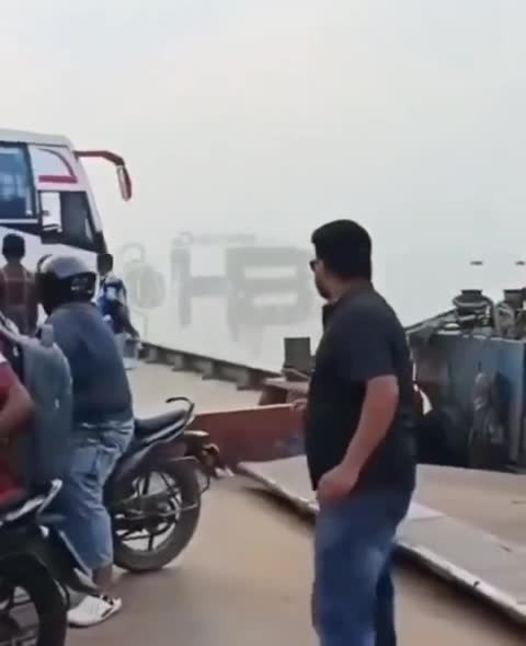 xe-buyt-lao-xuong-song-16-nguoi-thiet-mang-1774498959.mp4