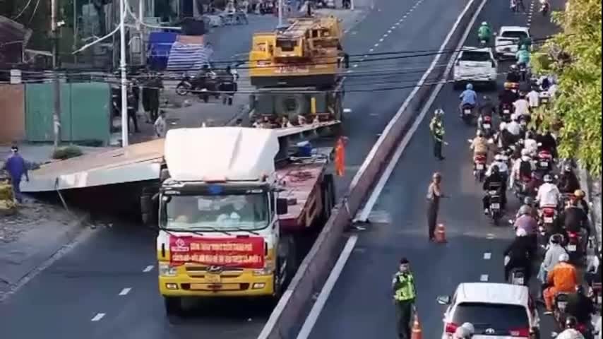 tam-thep-10-tan-de-bep-dau-xe-tai-tai-xe-tu-vong-cua-ngo-tphcm-te-liet-1774585905.mp4