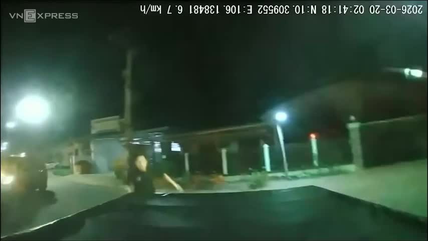 nhom-nguoi-truy-duoi-dap-pha-oto-vi-hieu-nham-bi-bat-1774831556.mp4