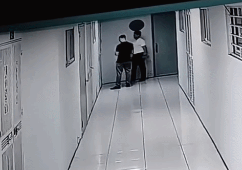 Phẫn nộ clip chủ siêu thị lao lên căn hộ chung cư chửi bới 2 cụ bà ở Hà Nội: Công an vào cuộc - Ảnh 1.