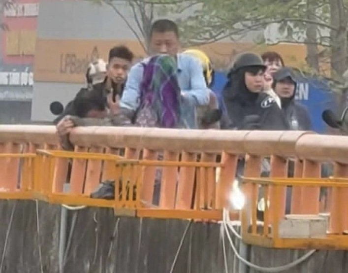 Giây phút nhanh trí của đại úy Công an cứu người trên cầu Sặt - Ảnh 1. Giây phút nhanh trí của đại úy Công an cứu người trên cầu Sặt - Ảnh 1.