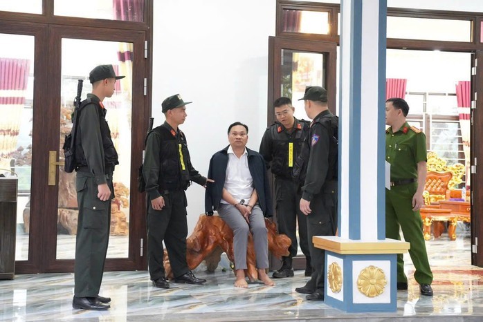 Vụ hơn 200 cảnh sát tham gia phá chuyên án lớn, bắt nhiều giám đốc: Bắt nhiều cán bộ - Ảnh 1.