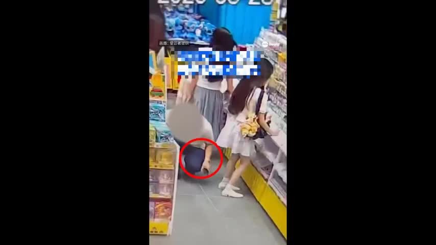 ga-dan-ong-cam-dien-thoai-quay-len-duoi-vay-co-gai-1775137567.mp4