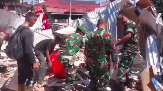 luc-luong-cuu-ho-tim-nguoi-song-sot-sau-tran-dong-dat-76-do-richter-o-indonesia-1775117049.mp4