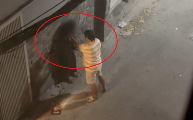 Phẫn nộ clip cô gái bị gã đàn ông hành hung, dở trò đồi bại trong hẻm vắng ở TP.HCM: Danh tính nghi phạm - Ảnh 1.