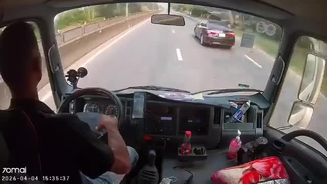 vu-nam-tai-xe-nhay-khoi-xe-cuu-be-gai-2-tuoi-di-bo-giua-quoc-lo-gia-dinh-chau-be-noi-gi-1775456643.mp4