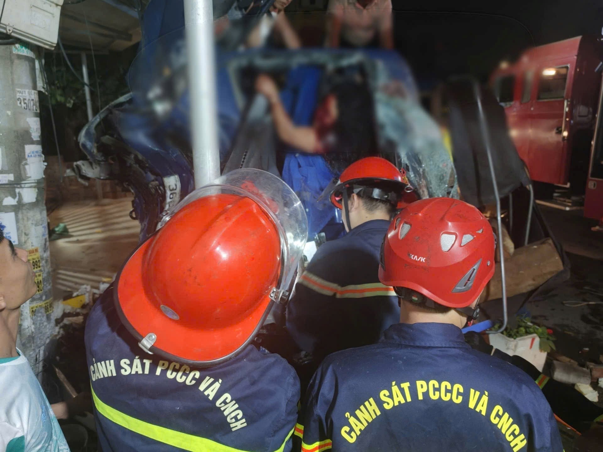 Công an Hải Phòng cứu 2 nạn nhân mắc kẹt trong cabin ô tô đâm vào tường nhà dân lúc rạng sáng- Ảnh 2. Công an Hải Phòng cứu 2 nạn nhân mắc kẹt trong cabin ô tô đâm vào tường nhà dân lúc rạng sáng- Ảnh 2.