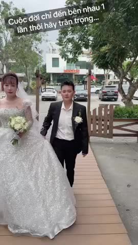 co-dau-62-tuoi-thu-sao-chup-anh-cuoi-voi-tinh-tre-sau-ly-hon-thai-do-cua-ban-trai-kem-tuoi-gay-chu-y-1775647341.mp4