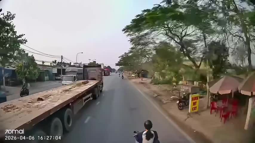 co-gai-thoat-chet-than-ky-sau-khi-bi-container-keo-le-hang-tram-met-1775628168.mp4