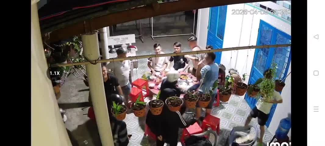 truy-bat-nhom-giang-ho-no-sung-giua-tiec-nhau-1775635492.mp4