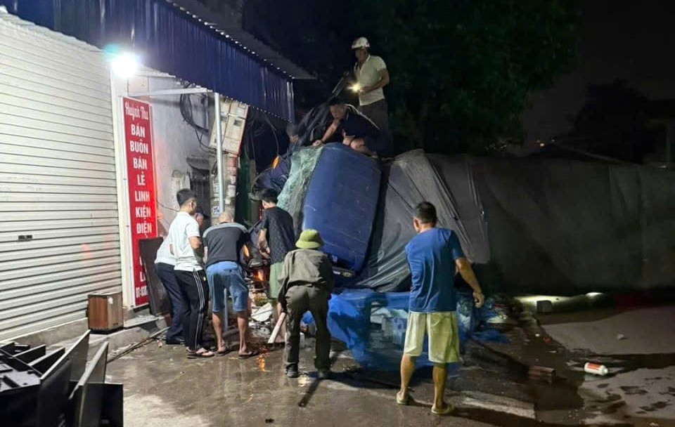 Công an Hải Phòng cứu 2 nạn nhân mắc kẹt trong cabin ô tô đâm vào tường nhà dân lúc rạng sáng- Ảnh 1. Công an Hải Phòng cứu 2 nạn nhân mắc kẹt trong cabin ô tô đâm vào tường nhà dân lúc rạng sáng- Ảnh 1.