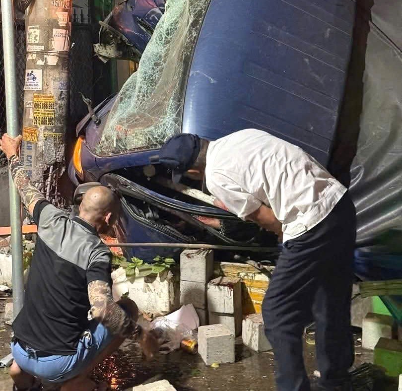 Công an Hải Phòng cứu 2 nạn nhân mắc kẹt trong cabin ô tô đâm vào tường nhà dân lúc rạng sáng- Ảnh 3. Công an Hải Phòng cứu 2 nạn nhân mắc kẹt trong cabin ô tô đâm vào tường nhà dân lúc rạng sáng- Ảnh 3.