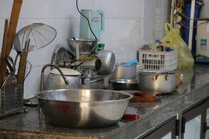 Sau sự việc mất an toàn vệ sinh thực phẩm, hiệu trưởng Trường Mầm non Hòa Bình bị đình chỉ để phục vụ công tác kiểm tra. Ảnh: Tuổi trẻ Online