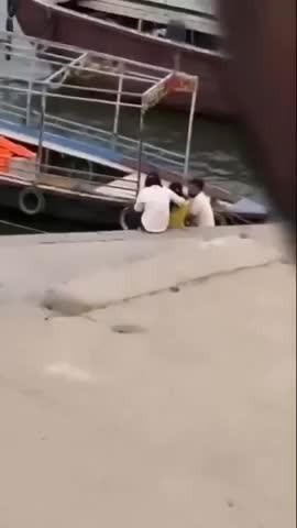 kinh-hoang-khoanh-khac-co-gai-nhay-xuong-song-hang-sau-mot-cai-tat-ca-ben-song-hon-loan-1775738655.mp4