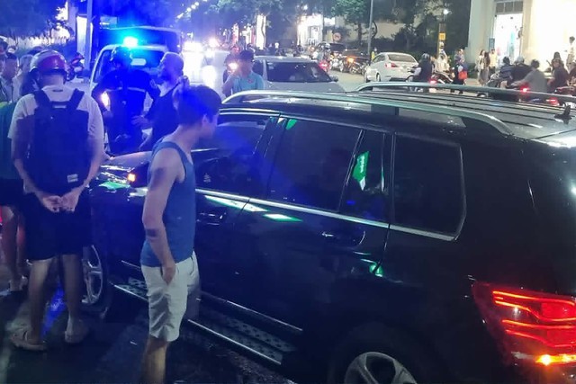 Hiện trường vụ Mercedes đâm liên hoàn trong khu đô thị cao cấp ở Hà Nội, danh tính tài xế - Ảnh 1.