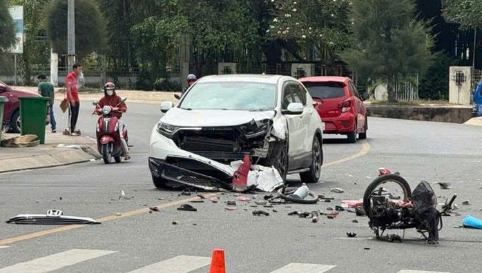 Tai nạn xe máy và ô tô tại Tân Uyên: Một người tử vong tại chỗ - Ảnh 1.