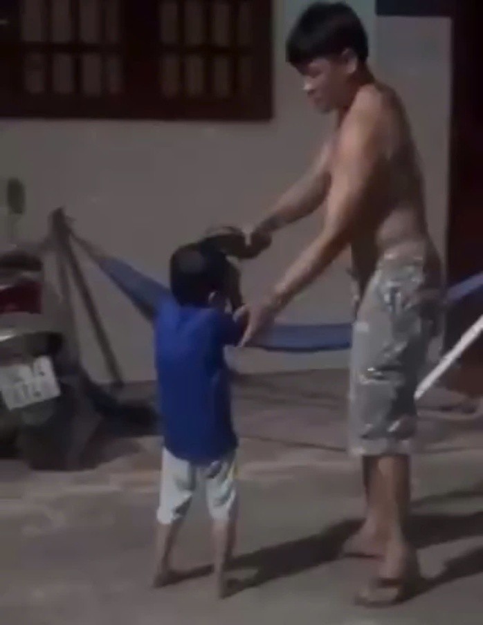 Phẫn nộ clip người cha lôi con nhỏ ra đánh tới tấp giữa khu dân cư TPHCM - Ảnh 1.