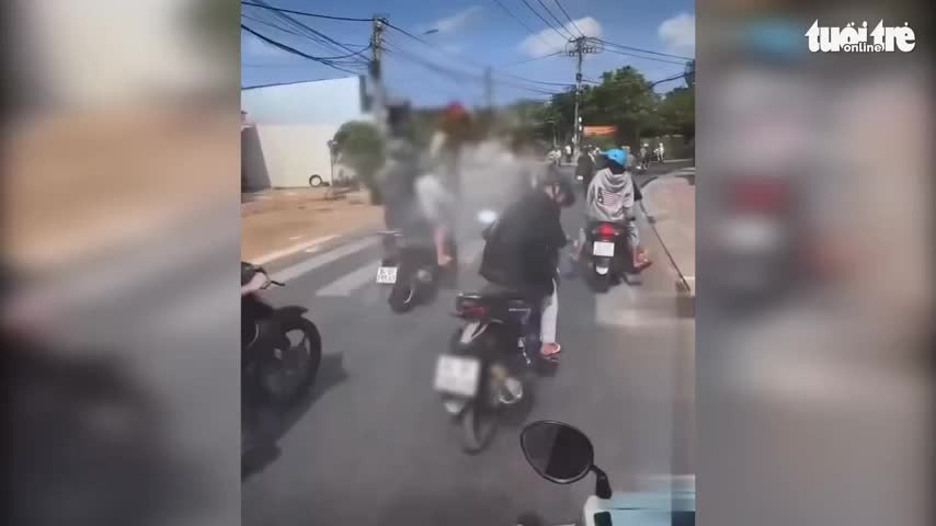 clip-nhom-quai-xe-nem-bot-gay-nao-loan-duong-pho-tai-vinh-long-cong-an-vao-cuoc-tuoi-tre-online-1776431681.mp4