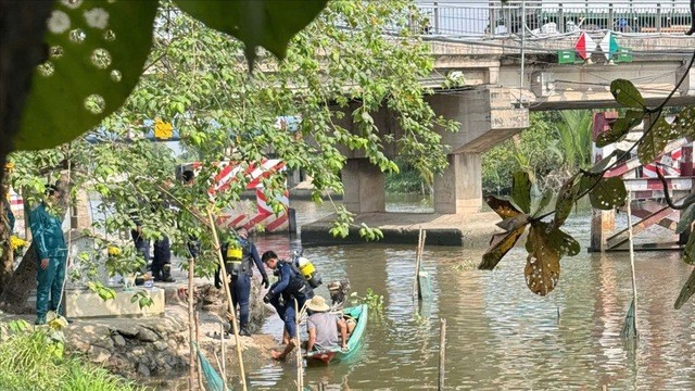 Tài xế xe ôm nghi nhảy cầu tự tử ở TP.HCM: Đồng nghiệp tiết lộ biểu hiện bất thường trước đó - Ảnh 2.