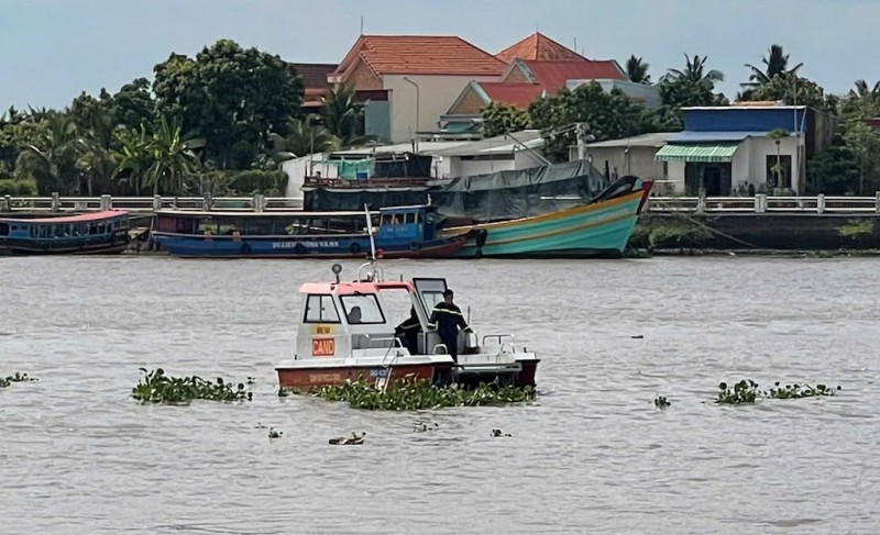 Đồng Tháp: Tích cực truy tìm tung tích 2 người rơi sông tại khu vực Cảng Du thuyền -0