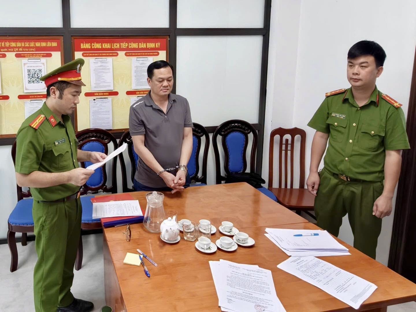 Thi hành lệnh bắt nguyên cán bộ Ủy ban Kiểm tra Tỉnh ủy Bùi Văn Phúc - Ảnh 1.