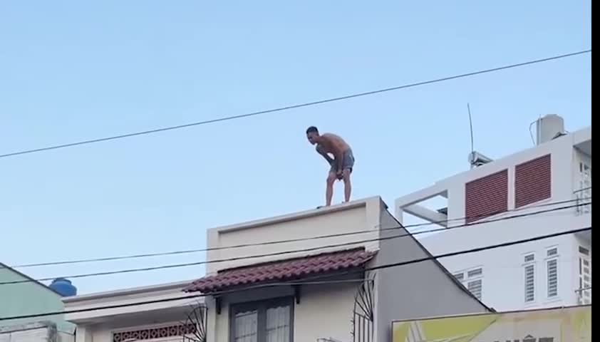 nam-thanh-nien-la-het-mua-keo-tren-mai-nha-dan-o-tp-hcm-1776757907.mp4