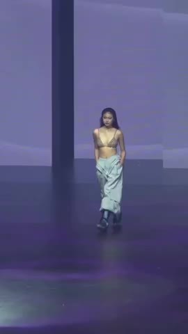 su-co-hy-huu-mau-nu-dut-day-ao-chi-5-giay-khi-vua-lo-mat-va-man-xu-ly-khien-chuc-trieu-nguoi-vo-tay-1776956629.mp4