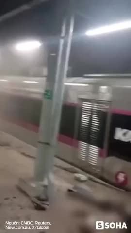 hien-truong-khung-khiep-vu-hai-doan-tau-dam-vao-nhau-khien-14-nguoi-chet-80-nguoi-bi-thuong-shorts-video-1777377414.mp4