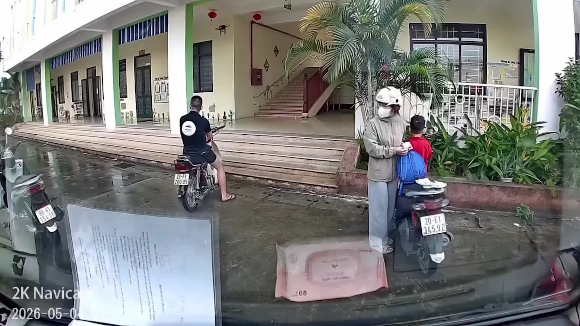 phu-huynh-hung-hang-tat-shipper-giao-thuc-pham-tai-san-truong-mam-non-1777964327.mp4