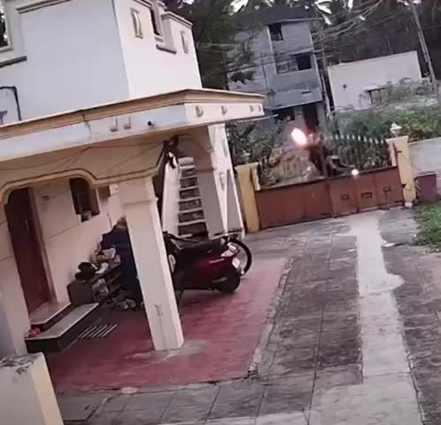 nguoi-dan-ong-nem-bom-xang-dot-nha-nguoi-yeu-cu-sau-chia-tay-1-1780023994.mp4