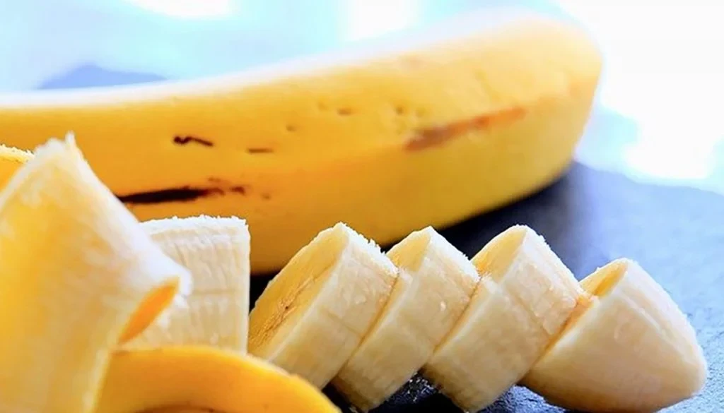 3-eating-bananas-when-you-are-hungry-3-1024x585-1780656754.webp